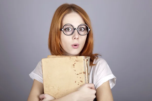 Divertente ragazza dai capelli rossi con vecchio libro . — Foto Stock