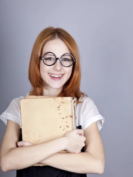Lustige rothaarige Mädchen mit altem Buch. — Stockfoto