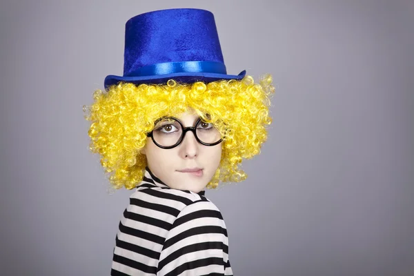 Gelbhaariges Mädchen mit blauer Mütze und gestreifter Strickjacke. — Stockfoto