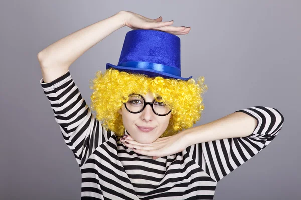 Geel-haired meisje in blauwe cap en gestreepte gebreid vest. — Stockfoto