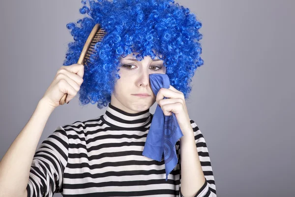 Porträt eines traurigen Mädchens mit blauem Haar und Kamm. — Stockfoto