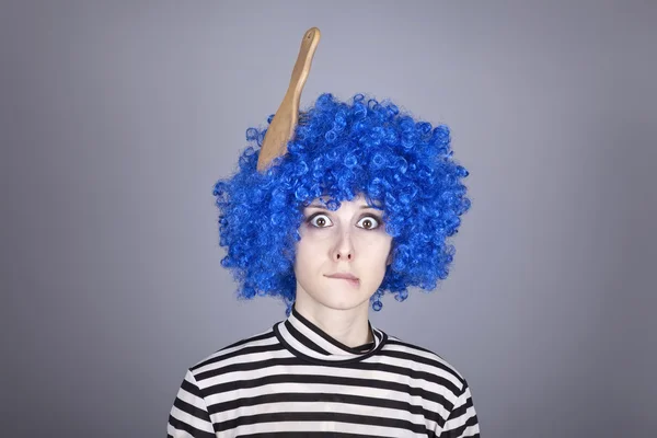 Sorpreso ragazza capelli blu con pettine bloccato . — Foto Stock