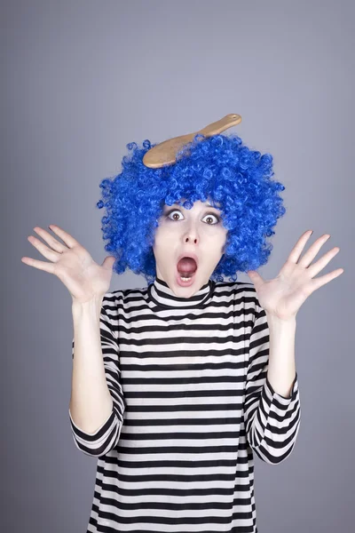 Surpreendido menina cabelo azul com pente preso . — Fotografia de Stock