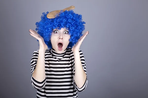 Förvånad blå hår tjej med fast kam. — Stockfoto