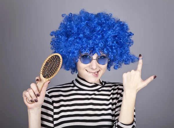 Coqueta chica de pelo azul con peine . —  Fotos de Stock