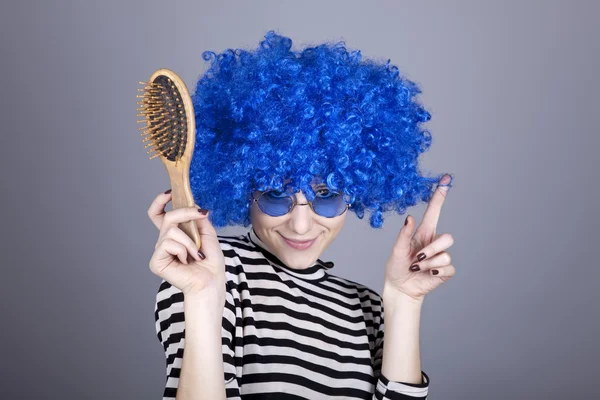 Coqueta chica de pelo azul con peine . — Foto de Stock