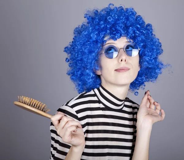 Coquete menina de cabelo azul com pente . — Fotografia de Stock