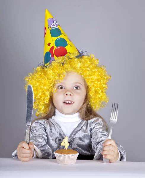 Portrait of young girl at birthday with cake. — Stock Photo, Image