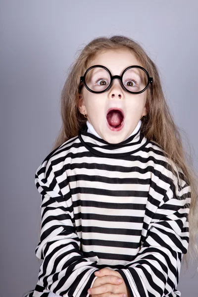 Unga skrikande barn i glasögon och randig stickad jacka. — Stockfoto