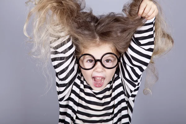 Jovem gritando criança em óculos e jaqueta de malha listrada . — Fotografia de Stock
