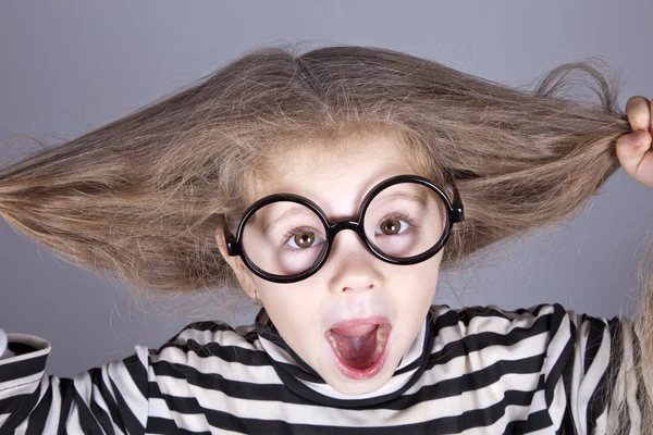 Mladí křik dítěte v brýle a pruhované pletené sako. — Stock fotografie