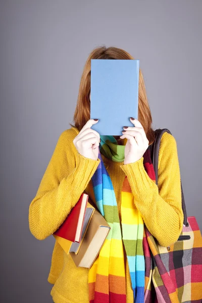 Studentin mit blauem Buch am Kopf. — Stockfoto