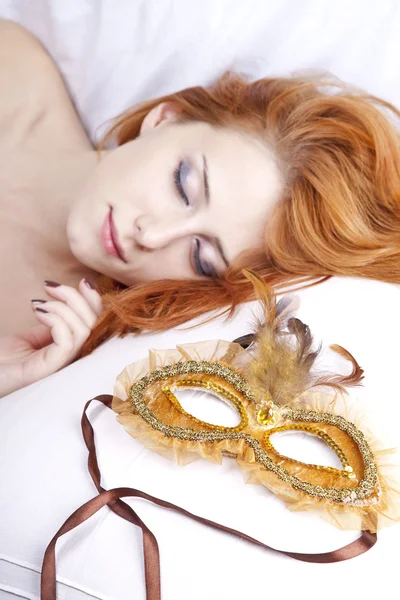 Karnaval maskesi yanında uyuyan kadın. — Stok fotoğraf