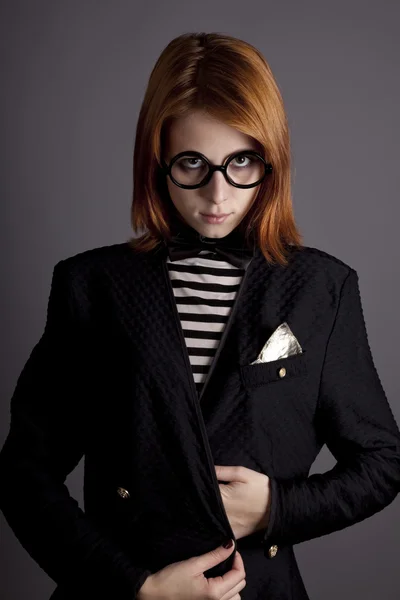 Porträtt av mode flicka i jacka och glasögon. — Stockfoto
