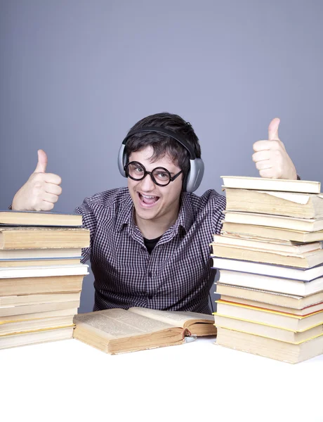 Der junge lächelnde Student mit den isolierten Büchern. — Stockfoto