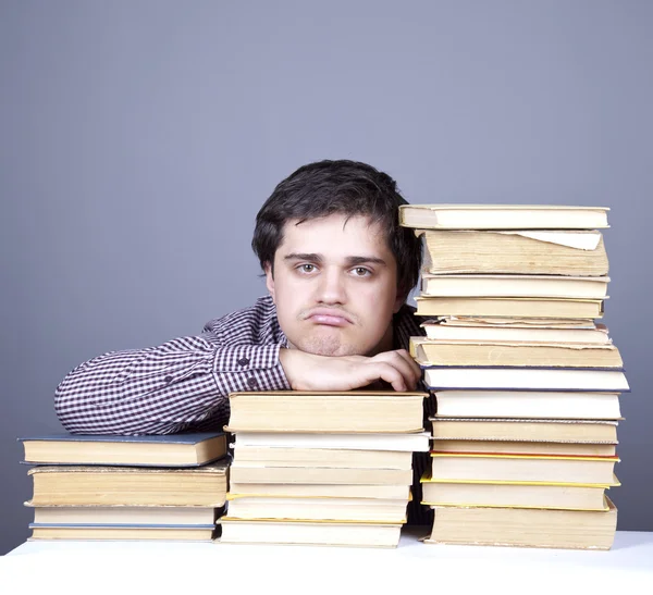 Il giovane studente sorridente con i libri isolati . — Foto Stock