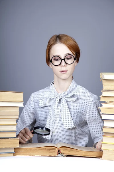 A fiatal tanár, szemüveg, könyvek. — Stock Fotó