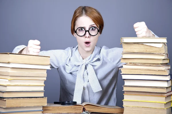 Il giovane insegnante in occhiali con libri . — Foto Stock