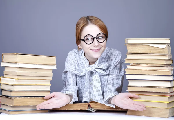 Mladý učitel v brýlích s knihami. — Stock fotografie