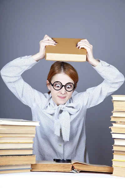 Der junge Lehrer in Brille mit Büchern. — Stockfoto
