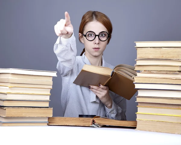Kitaplar ile gözlüklü genç öğretmen. — Stockfoto