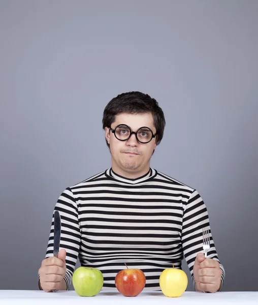 The young disappointed men with three apples — Stock Photo, Image