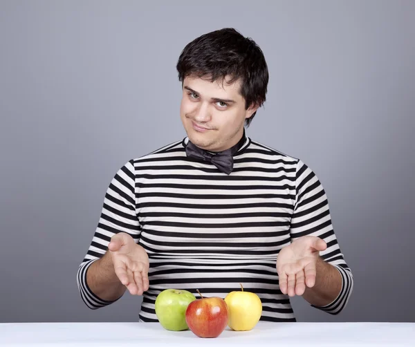 Unga besvikna män med tre äpplen — Stockfoto
