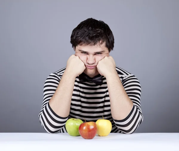 Zklamaný mladíci s třemi jablka — Stock fotografie