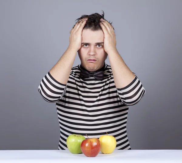 Los hombres jóvenes decepcionados con tres manzanas —  Fotos de Stock