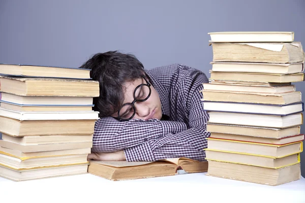Genç yorgun öğrenci ile izole kitap. — Stockfoto