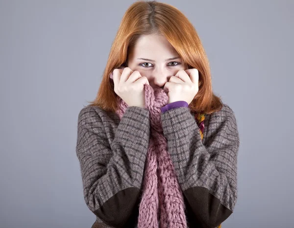 Ritratto di bella ragazza dai capelli rossi in cappotto . — Foto Stock