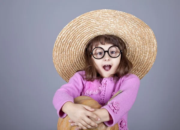 Chica divertida en la tapa y gafas de mantener la calabaza . —  Fotos de Stock