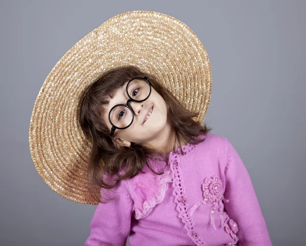 Zabawna dziewczyna w czapkę i okulary. — Zdjęcie stockowe