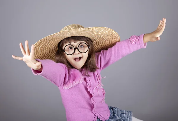 Lustiges Mädchen mit Mütze und Brille. — Stockfoto