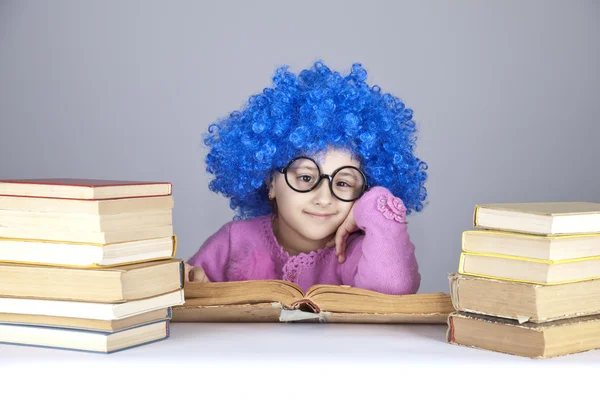 Девушка с голубыми волосами и книгами . — стоковое фото