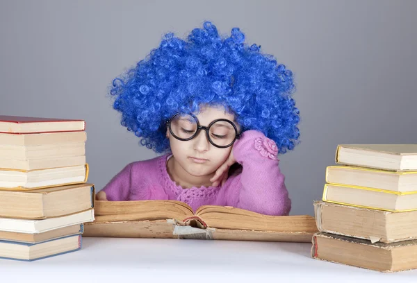 Jeune fille aux cheveux bleus avec des livres . — Photo
