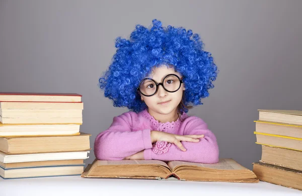 Blue-haired flicka med böcker. — Stockfoto