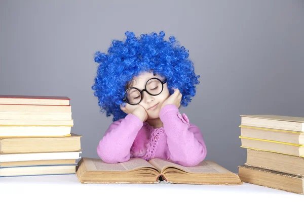 Modré vlasy-dívka s knihami. — Stock fotografie