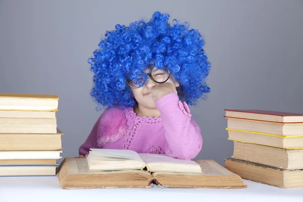 Μικρά μπλε μαλλιά κορίτσι με βιβλία. — Φωτογραφία Αρχείου