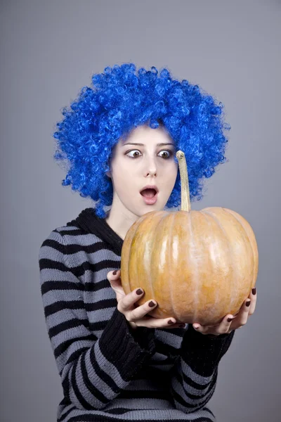 Chica divertida con el pelo azul manteniendo la calabaza . —  Fotos de Stock
