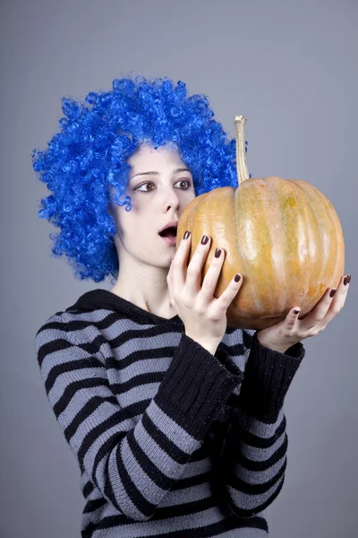 Ragazza divertente con i capelli blu mantenere zucca . — Foto Stock