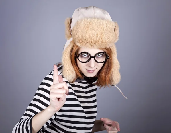 Dziewczyna niespodzianka w zimie czapkę i okulary. — Zdjęcie stockowe