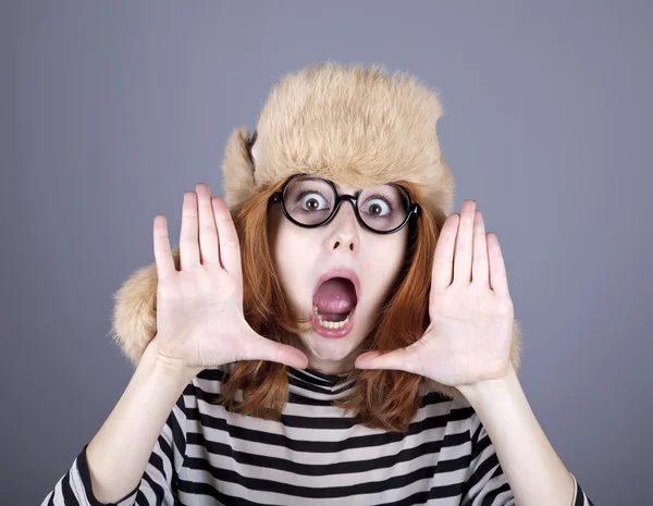 Överraska tjejen i vintermössa och glasögon. — Stockfoto