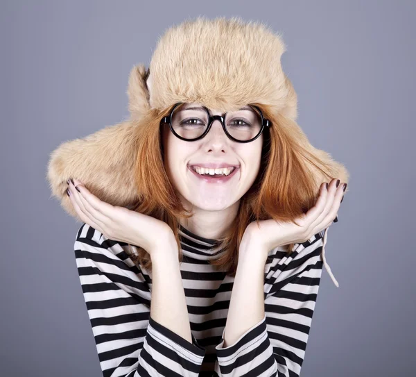 Rolig tjej i vintermössa och glasögon. — Stockfoto