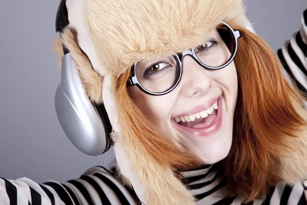Chica divertida en gorra de invierno y gafas . — Foto de Stock