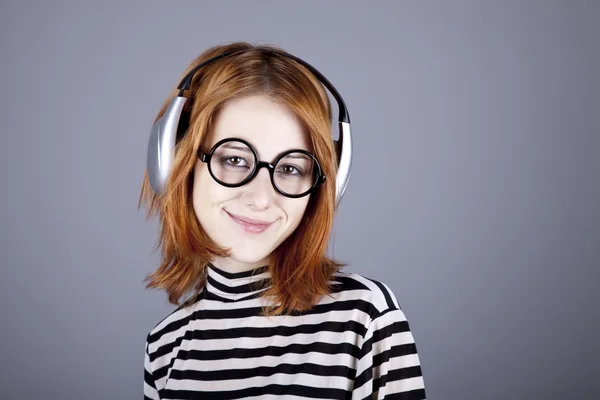 Funny girl s sluchátka a brýle. — Stock fotografie