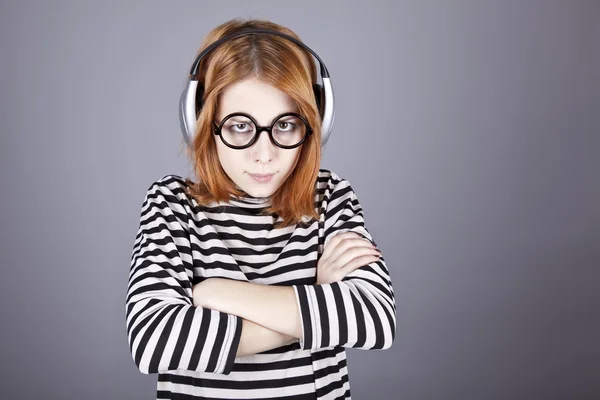 Chica triste con auriculares y gafas . — Foto de Stock