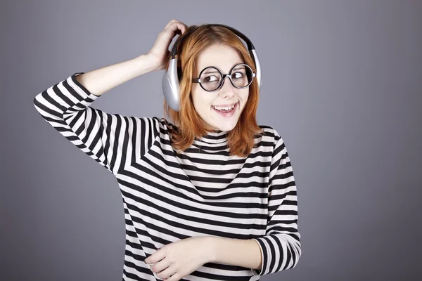 Funny girl s sluchátka a brýle. — Stock fotografie