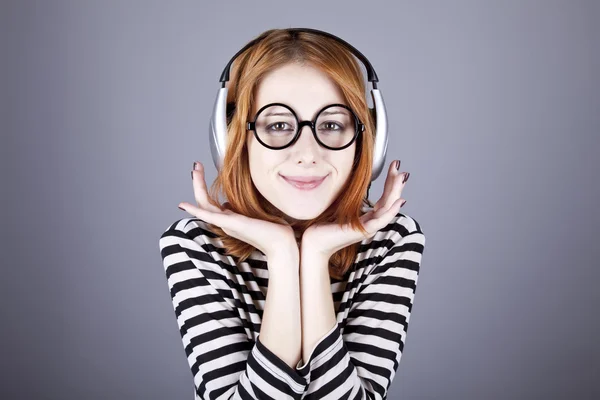 Menina engraçada com fone de ouvido e óculos . — Fotografia de Stock