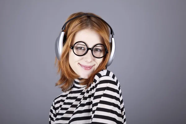 Lustiges Mädchen mit Kopfhörer und Brille. — Stockfoto